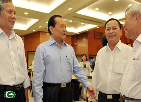 Bí thư Thành ủy TPHCM Lê Thanh Hải trao đổi cùng các đại biểu tại Hội nghị Thành ủy. Ảnh: V.Dũng 