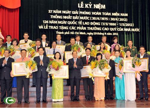 Thủ tướng Nguyễn Tấn Dũng, Bí thư Thành ủy Lê Thanh Hải cùng các đồng chí lãnh đạo TPHCM chúc mừng các nghệ sĩ đón nhận danh hiệu Nghệ sĩ ưu tú