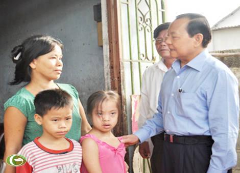 TPHCM luôn thực hiện các giải pháp chăm lo cho người nghèo. Trong ảnh: Đồng chí Lê Thanh Hải thăm một gia đình nghèo ở huyện Củ Chi.  