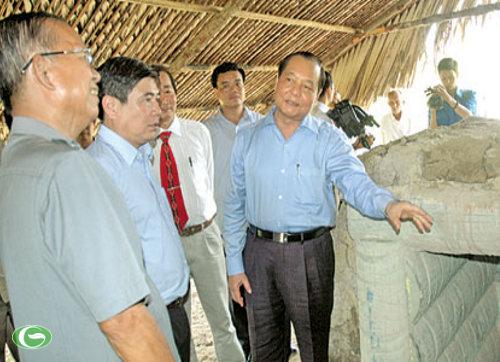 Ông Lê Thanh Hải thăm hầm nổi, nơi làm việc của cố Thủ tướng Võ Văn Kiệt - Ảnh: Thanh Tú