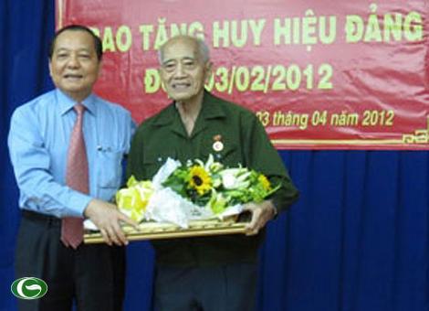 Ông Lê Thanh Hải, Ủy viên Bộ Chính trị, Bí thư Thành ủy TPHCM, tặng hoa chúc mừng ông Dương Đình Thảo  
