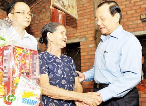 Bí thư Thành ủy TPHCM Lê Thanh Hải thăm hỏi, tặng quà bà con nghèo huyện Củ Chi. Ảnh: Việt Dũng