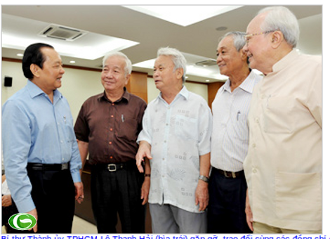 Bí thư Thành ủy TPHCM Lê Thanh Hải (bìa trái) gặp gỡ, trao đổi cùng các đồng chí cách mạng lão thành tại hội nghị. Ảnh: V.Dũng  