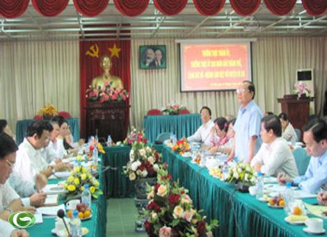 Bí thư Thành ủy TPHCM Lê Thanh Hải (đứng) phát biểu chỉ đạo tại buổi làm việc.