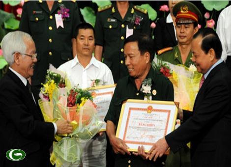 Đồng chí Lê Thanh Hải và đồng chí Lê Hoàng Quân trao Bằng khen của Thành phố cho Hội Cựu chiến binh phường Bình Trị Đông, quận Bình Tân