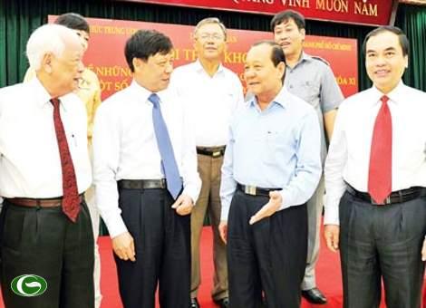 Bí thư Thành ủy TPHCM Lê Thanh Hải trao đổi với các đại biểu tại hội thảo  